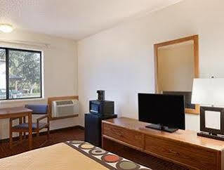 Super 8 By Wyndham Wall Exterior foto